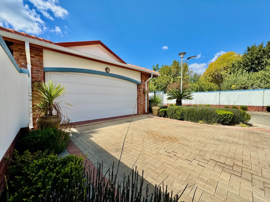 3 Bedroom Property for Sale in Van Der Hoff Park North West